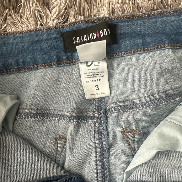 Distressed blue jeans - Picture 2 of 8